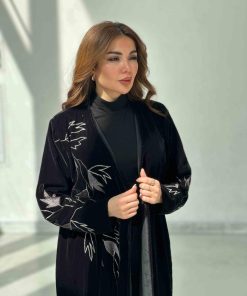 Alternative view of عزة المتميزة - عباية مخمل بالابيض