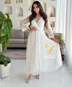 روز المها - فستان أبيض دانتيل بكسرات بليسيه