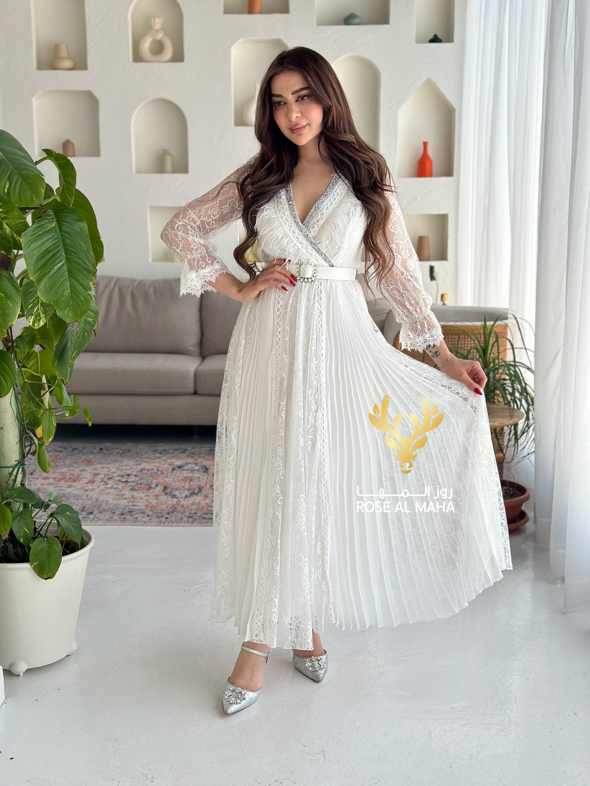 روز المها - فستان أبيض دانتيل بكسرات بليسيه