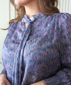 أوبرا فاشن - بلوزة شيفون اكمام طويله بالوان متداخلة على لول في العنق واسكارف طويل انيق