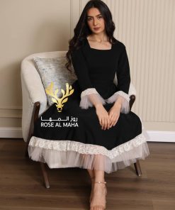 روز المها - فستان اسود بأطراف تُـل ودانتيل