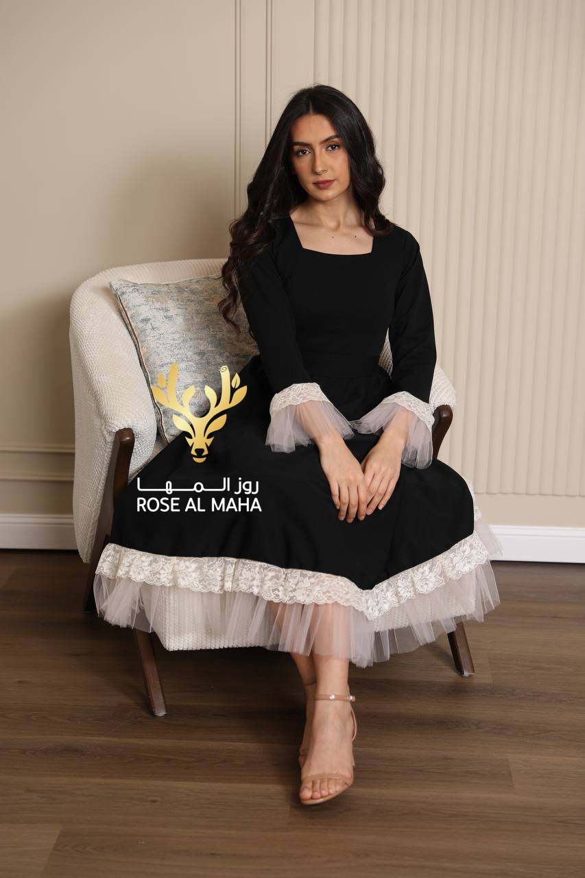 روز المها - فستان اسود بأطراف تُـل ودانتيل