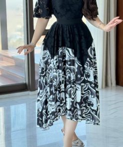 تريجر آيلاند - فستان ميدي دانتيل بتشجيره وكسرات بليسيه من الاسفل