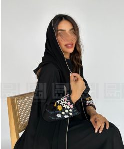 دار امتنان - عباية كريب صيفية مطرزة بالورود بتفاصيل أنيقة- 1429