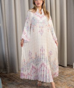 لورا فاشن - جلابية ناعمة بثنيات طولية ونقوش زهرية هادئة