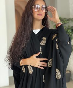 عزة المتميزة - بشت اسود مطرز بالذهبي