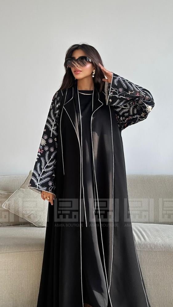دار امتنان - عباية عيد سوداء مطرزة دبل كلوش بأكمام ملونة أنيقة- 1466 - Image 2