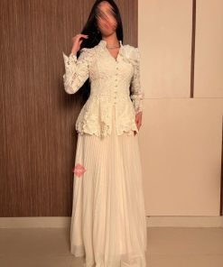 طقم راقي بلوزة مزينه بالدانتيل الراقي و تنورة تل بليسيه