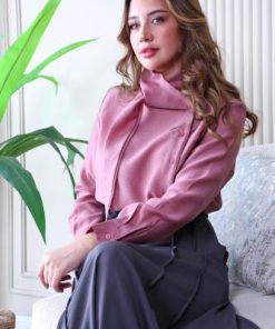 أوبرا فاشن - بلوزة لون زهري قماش كتان بقصه مختلف من العنق على شكل فيونكه واسكارف