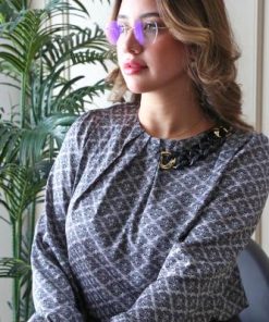 أوبرا فاشن - بلوزة شيفون ستان بنقش رسمات اكمام طويله على اكسسوار في العنق لف