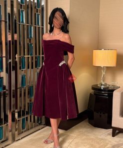 بينوش - فستان مخمل ناعم ميد بقصه اوف شولدر مزينه بالإكسسوار