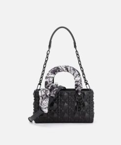 الفي - شنطة نسائية بجلد بارز بلون أسود