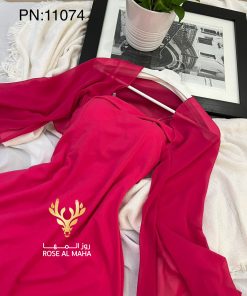 روز المها - فستان فوشي بأكمام شيفون