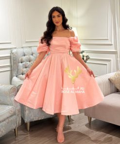 روز المها - فستان شانتون بياقه مفتوحه