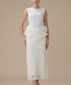 اكتان - فستان أبيض طويل بتطريز دانتيل
