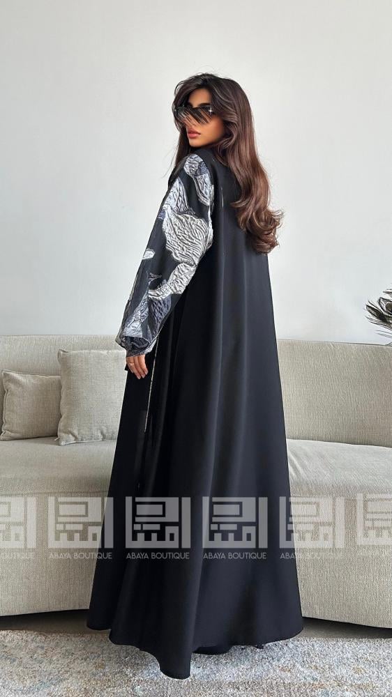 دار امتنان - عباية سوداء باردة كلوش بأكمام من الجاكار الرمادي والكحلي- 1480