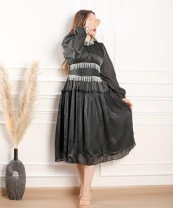 أوبرا فاشن - فستان اسود ميدي قطعة مميزة سمبل بقماش طائح وعلى تطريز في العنق والخصر بكسرات