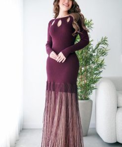 Alternative view of أوبرا فاشن - فستان شتوي عنابي أنيق بتصميم انيق وتفاصيل بليسيه شفافة