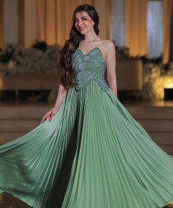 لورا فاشن - فستان سهرة أخضر زمردي مطرز بكريستالات لامعة وقصة صدر