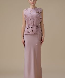 اكتان - فستان وردي من قطعتين بتطريز ثلاثي الأبعاد