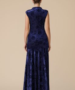 Alternative view of اكتان - فستان كحلي طويل مخملي بنقوش