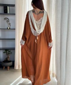 أوبرا فاشن - جلابية نسائي طويل لون بني مع حزام داخلي وفكرة غريبة من الخلف
