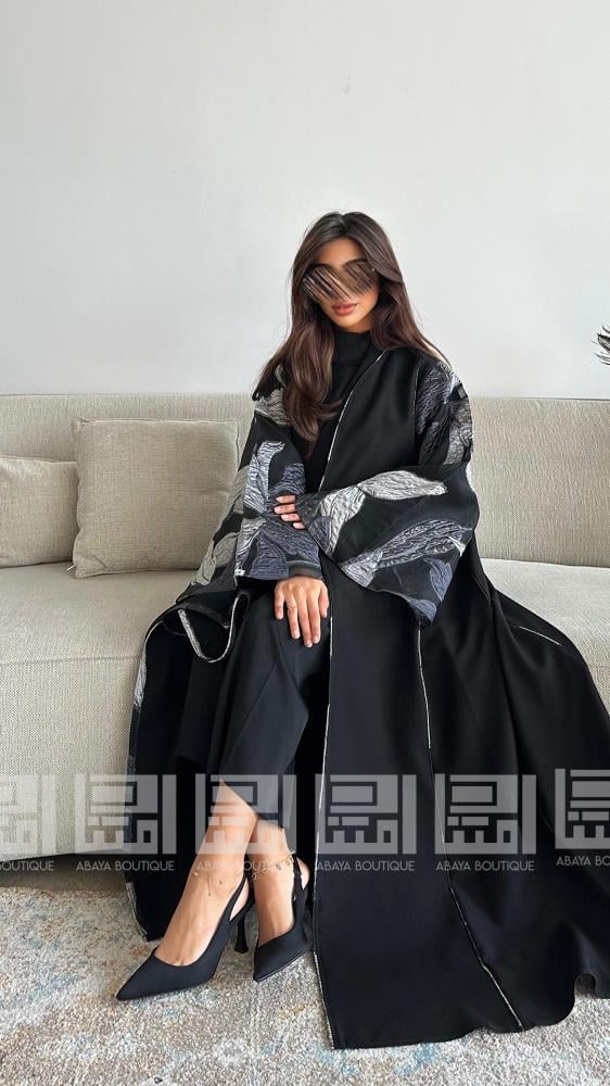 دار امتنان - عباية سوداء باردة كلوش بأكمام من الجاكار الرمادي والكحلي- 1480 - Image 2