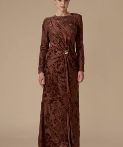 اكتان - فستان بني طويل بنقوش مخملية