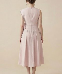 Alternative view of اكتان - فستان ميدي بربطة مزين ببروش ورد لون وردي