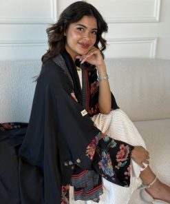 Alternative view of عزة المتميزة - عباية الحرير بالورود اسود ٢