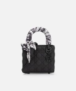 الفي - شنطة نسائية بجلد بارز بتصميم عصري