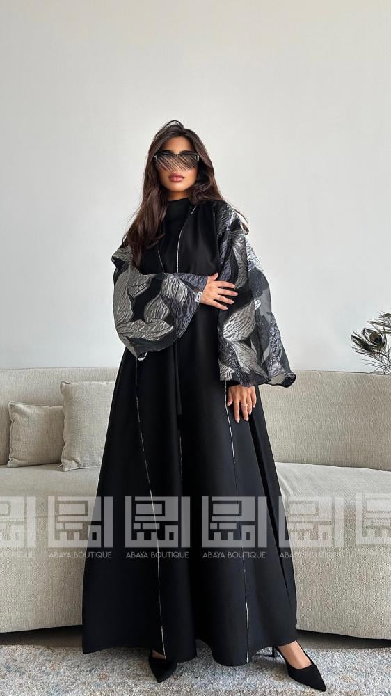 دار امتنان - عباية سوداء باردة كلوش بأكمام من الجاكار الرمادي والكحلي- 1480 - Image 6