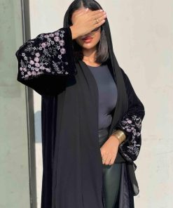 عزة المتميزة - عباية مخمل بتطريز الورود