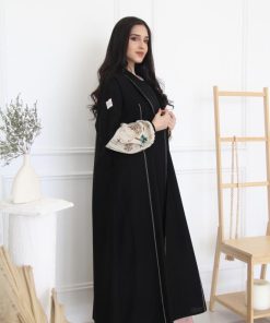 Alternative view of عباية بقماش لمار بقصة ياقه و بوف بالكم بلون بيج مع شك يدوي