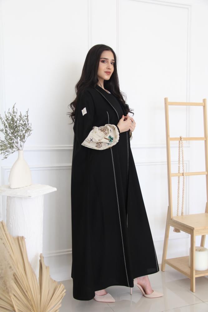 عباية بقماش لمار بقصة ياقه و بوف بالكم بلون بيج مع شك يدوي - Image 2