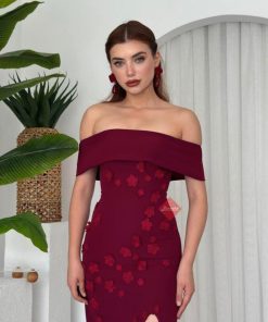 بينوش - فستان ناعم اوف شولدر مزين بالورود و خامة الكريب الفاخر