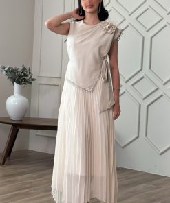 اكتان - فستان بكسرات ورباط علي الخصر لون بيج