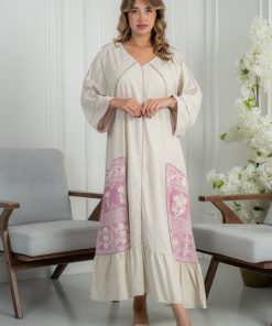 لورا فاشن - جلابية ناعمة بتفاصيل تراثية ولمسة عصرية