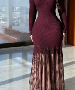 أوبرا فاشن - فستان شتوي عنابي أنيق بتصميم انيق وتفاصيل بليسيه شفافة