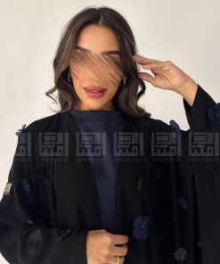 دار امتنان - عباية بشت سوداء مزينة بزهور زرقاء بقماش صيفي- 1434