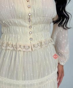 Alternative view of طقم بلوزة وتنورة بخامة الدانتيل