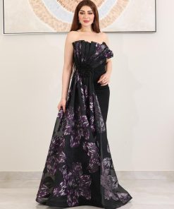 تريجر آيلاند - فستان سهرة أسود أنيق مزين بورود بنفسجية كبيرة لامعة عند الخصر