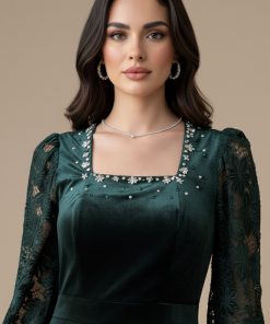 Alternative view of اكتان - فستان مخملي بأكمام جوبير مزين بالكريستال لون اخضر غامق