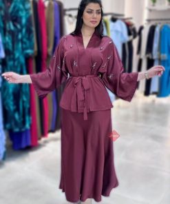 Alternative view of طقم بلوزة و تنورة بخامة الستان الناعمة و مزين بالإكسسوارت الراقية