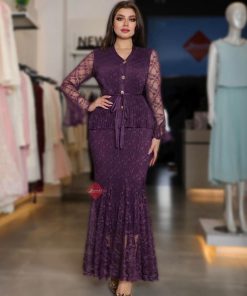 Alternative view of طقم بلوزة وتنورة بدانتيل راقٍ بتصميم أنثوي أنيق