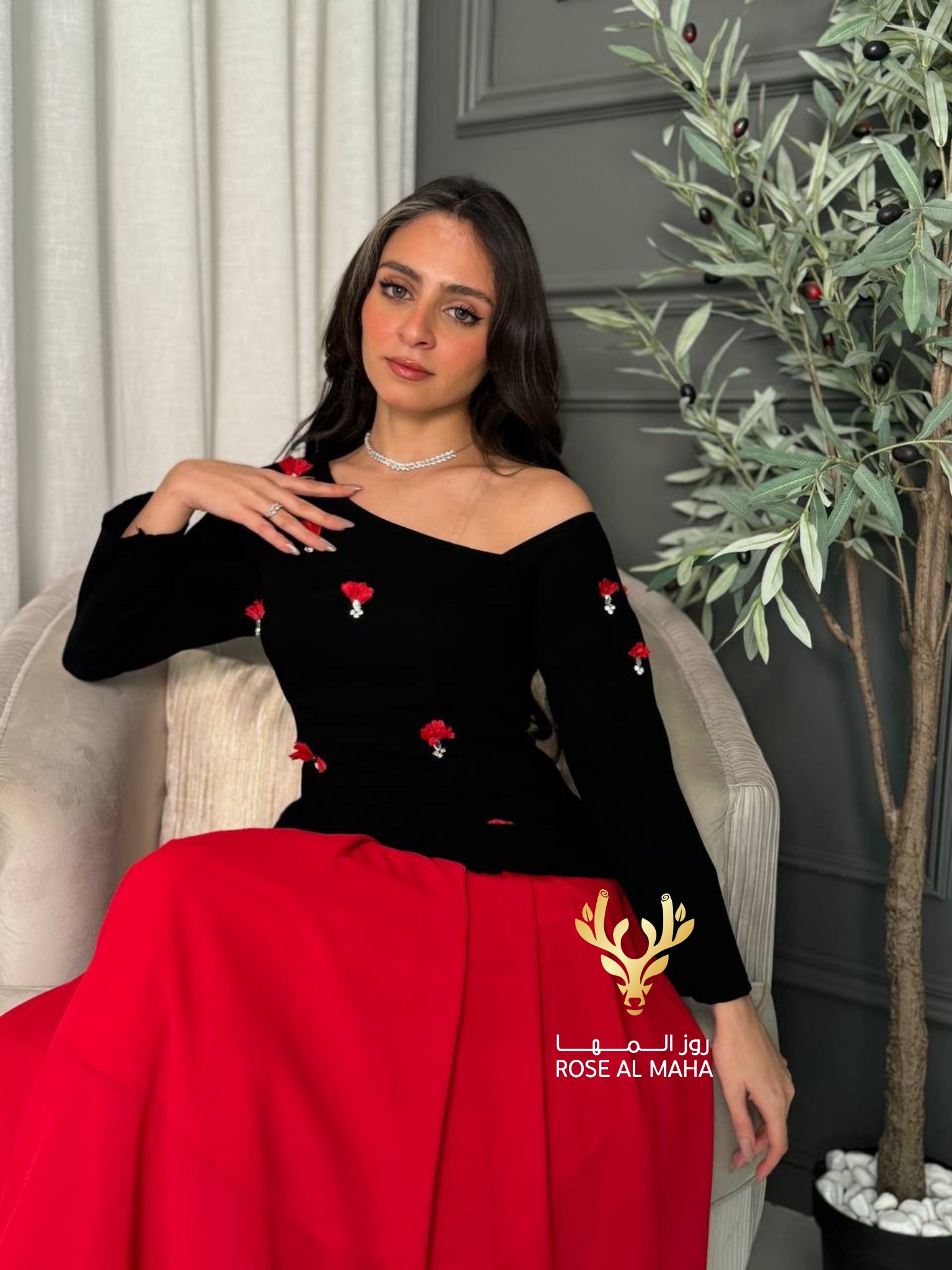 روز المها - فستان اسود واحمر كم طويل - Image 2