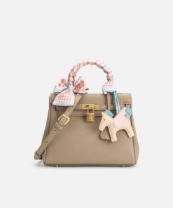 الفي - شنطة نسائية من الجلد بلون بني ترابي