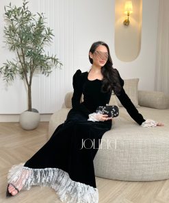 Alternative view of جولينا - فستان أسود مخملي طويل مزين باطراف من الدانتيل