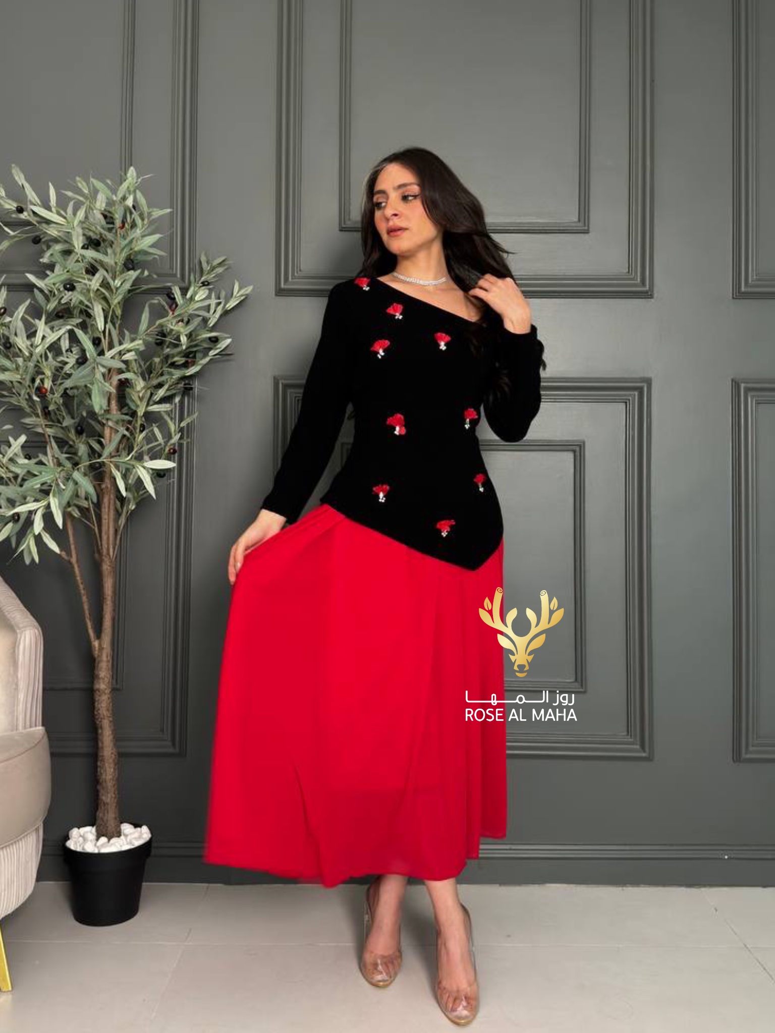 روز المها - فستان اسود واحمر كم طويل - Image 4