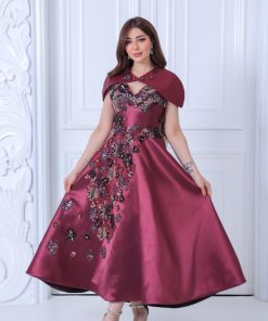 تريجر آيلاند - فستان سهرة برغندي أنيق مزين بتطريزات وردية لامعة